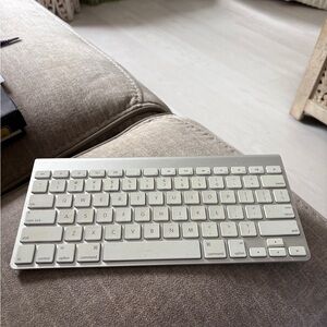 Wireless White Keyboard Apple magic wireless keyboard , like new